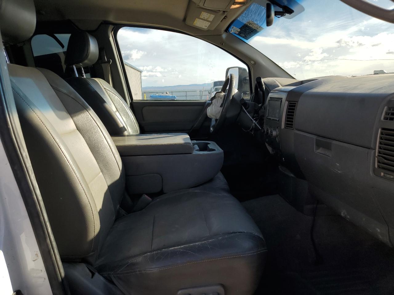 Nissan Titan Xe Image 4