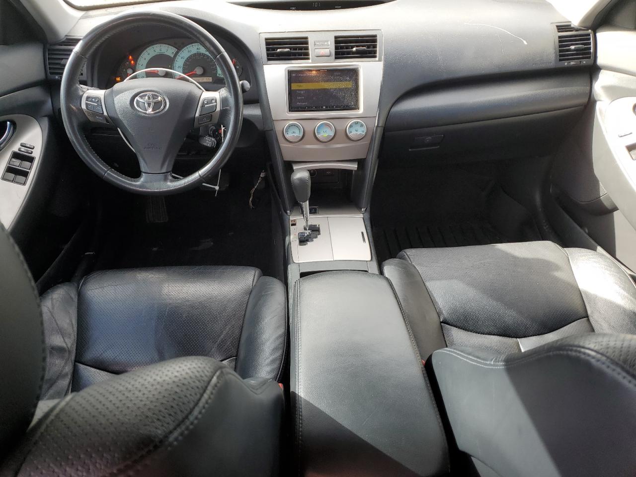 Toyota Camry Le Image 3