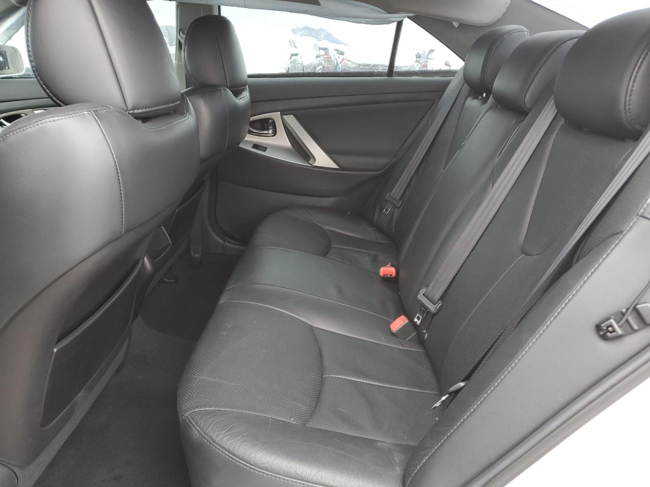 Toyota Camry Le Image 10