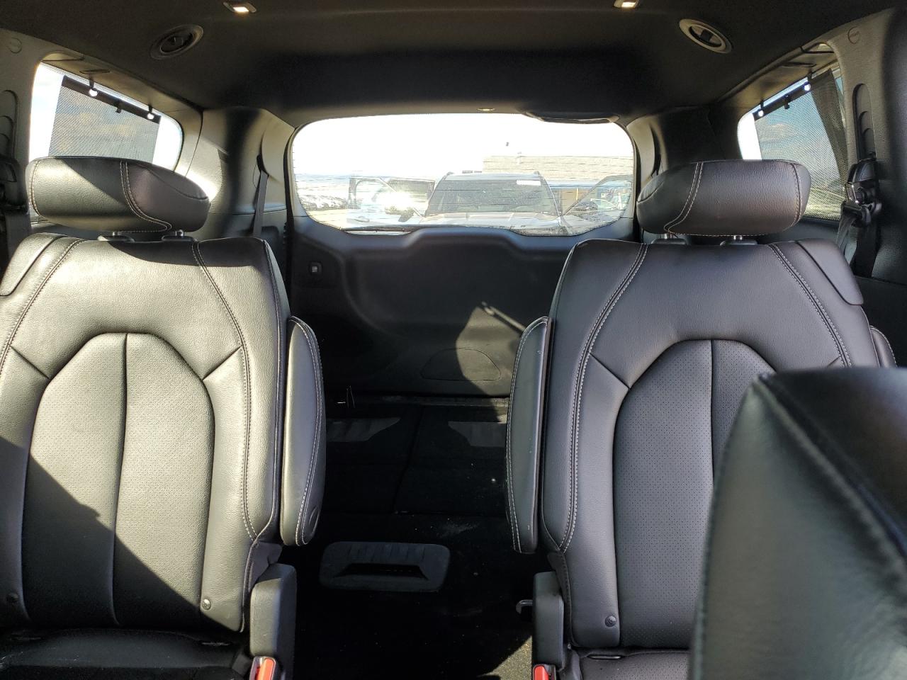 Chrysler Pacifica Touring L Image 3