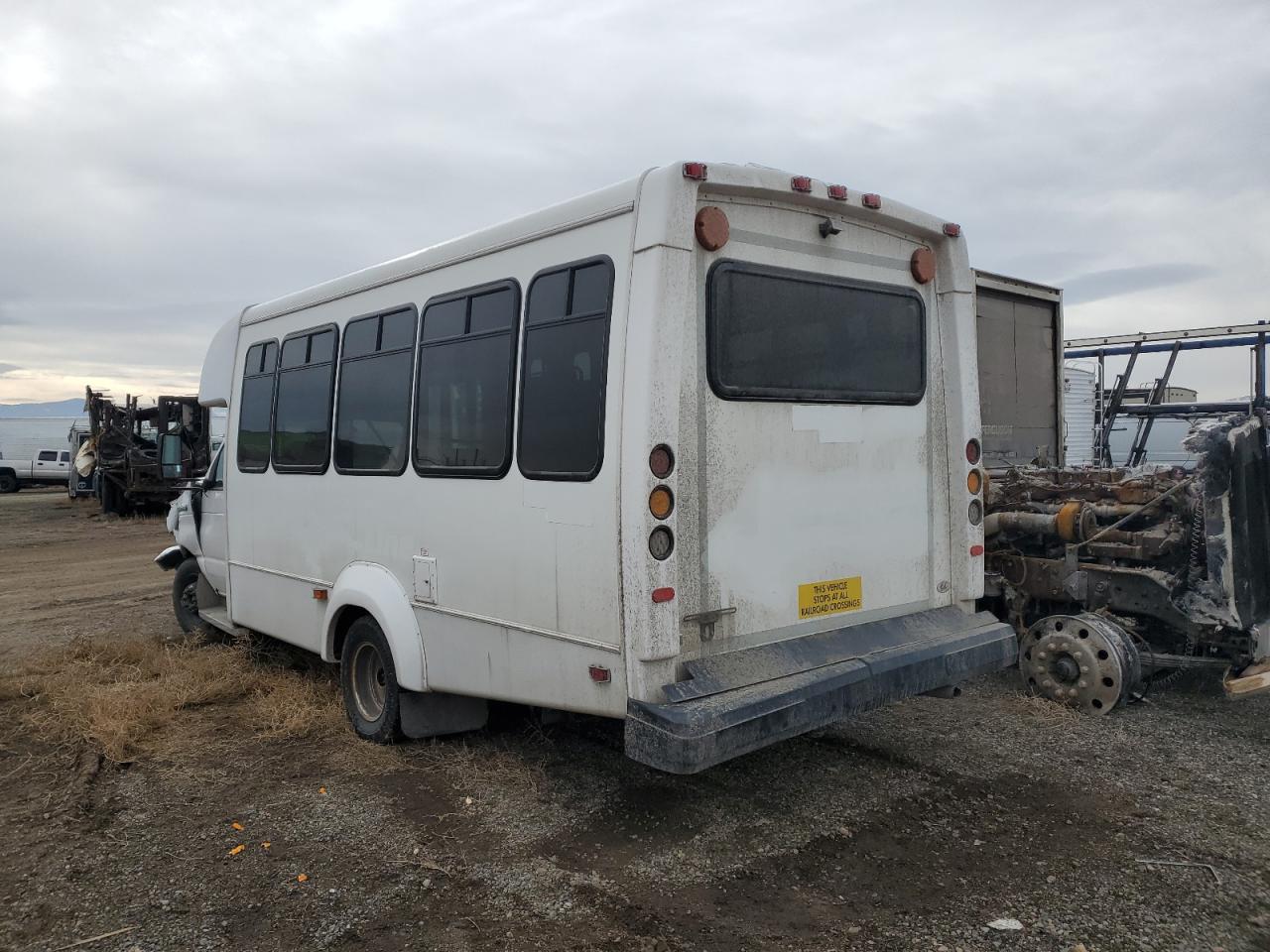 Ford Econoline E450 Super Duty Cutaway Van Image 4