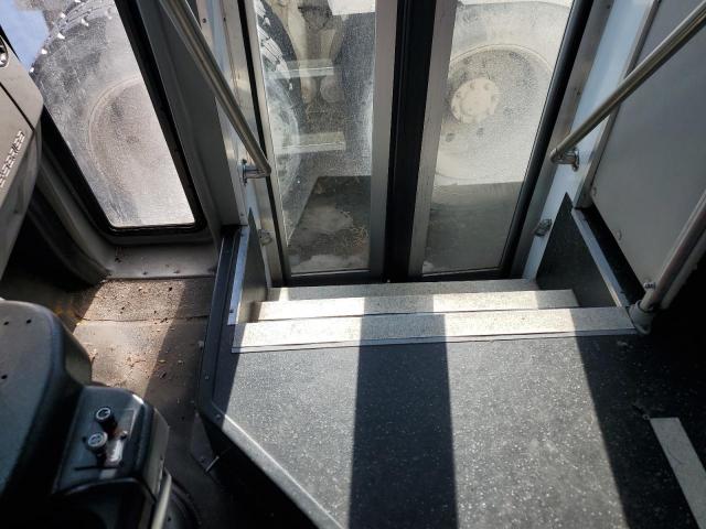 Ford Econoline E450 Super Duty Cutaway Van Image 3