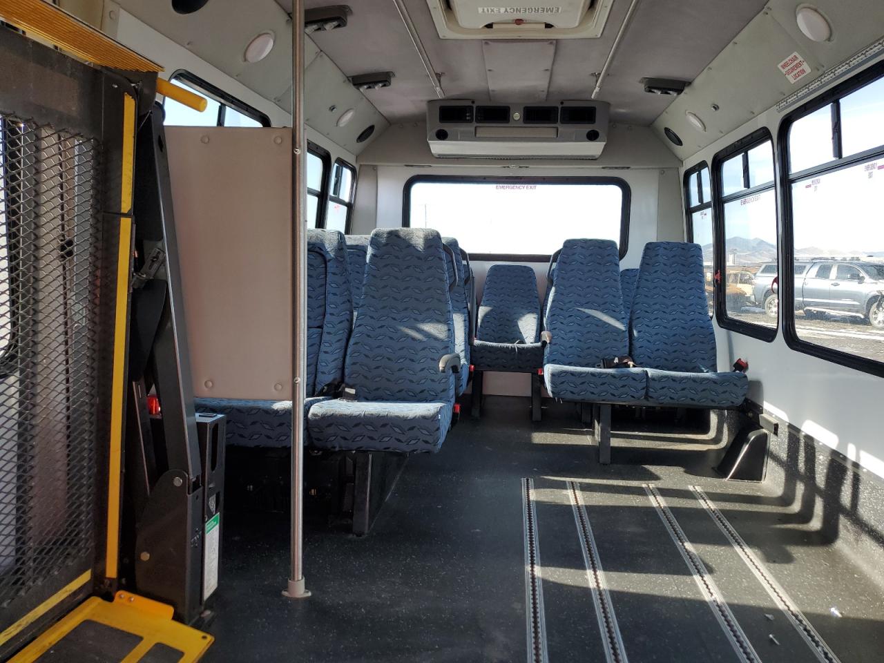 Ford Econoline E450 Super Duty Cutaway Van Image 5