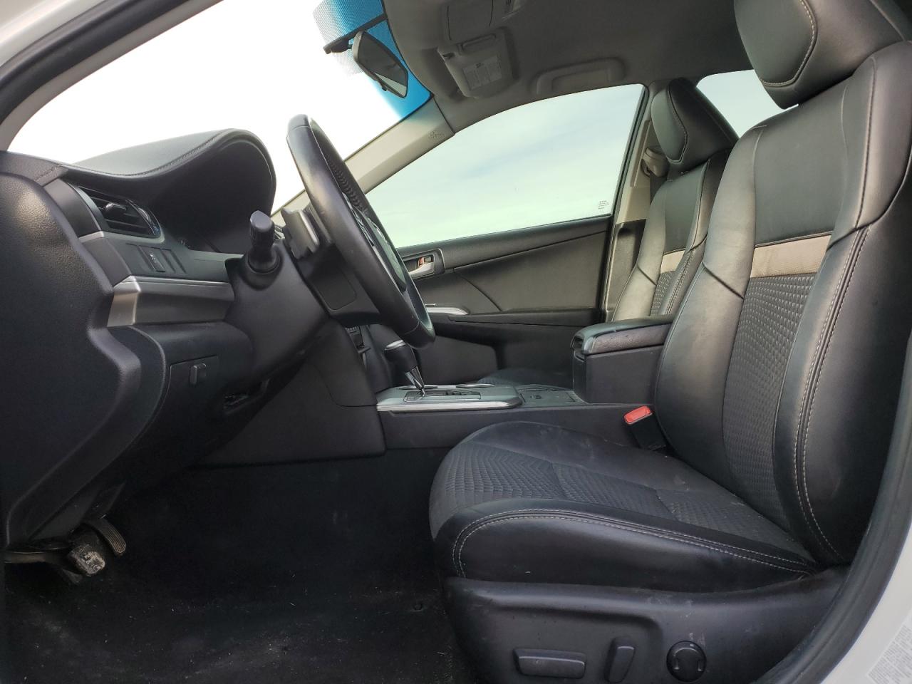 Toyota Camry L Image 2