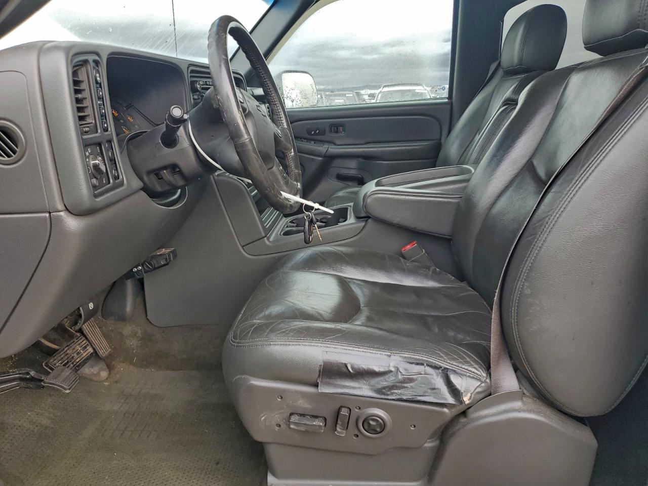 Chevrolet Silverado K2500 Image 3