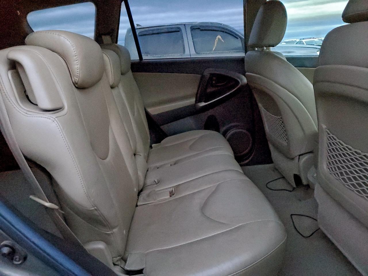 Toyota RAV4 Limited Image 10