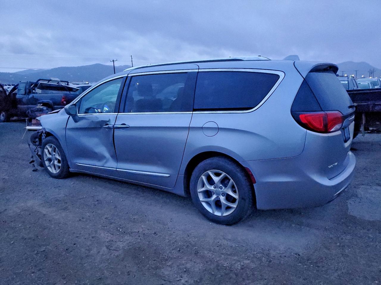Chrysler Pacifica Touring L Image 11
