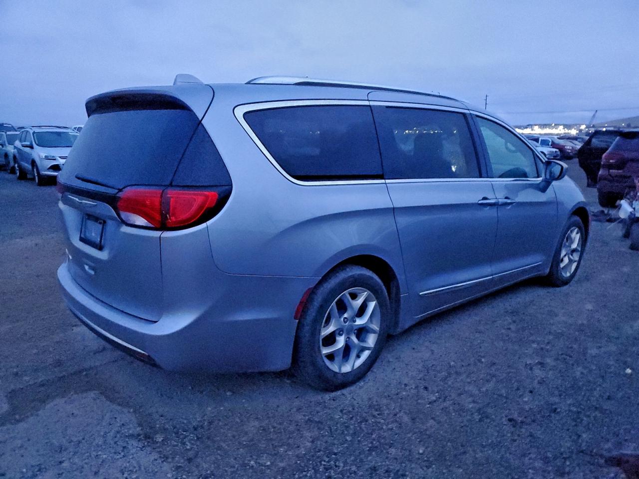 Chrysler Pacifica Touring L Image 10