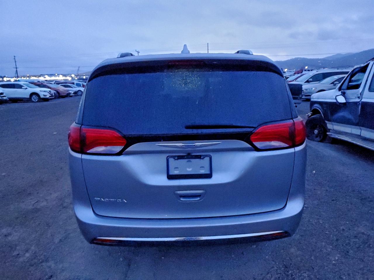 Chrysler Pacifica Touring L Image 3