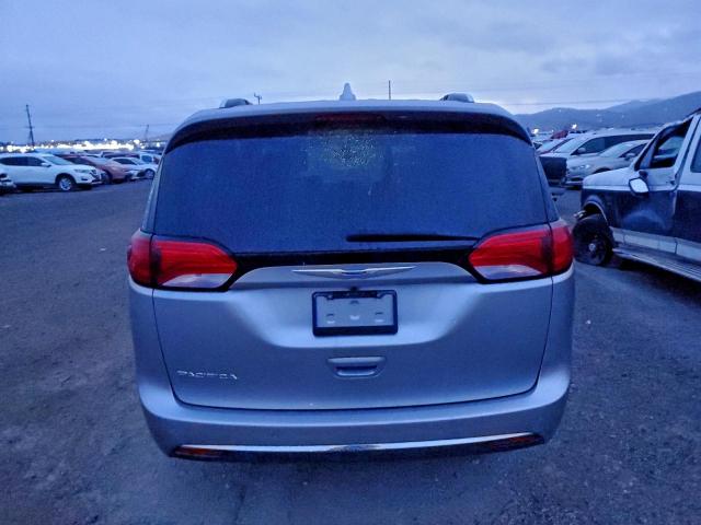 Chrysler Pacifica Touring L Image 3