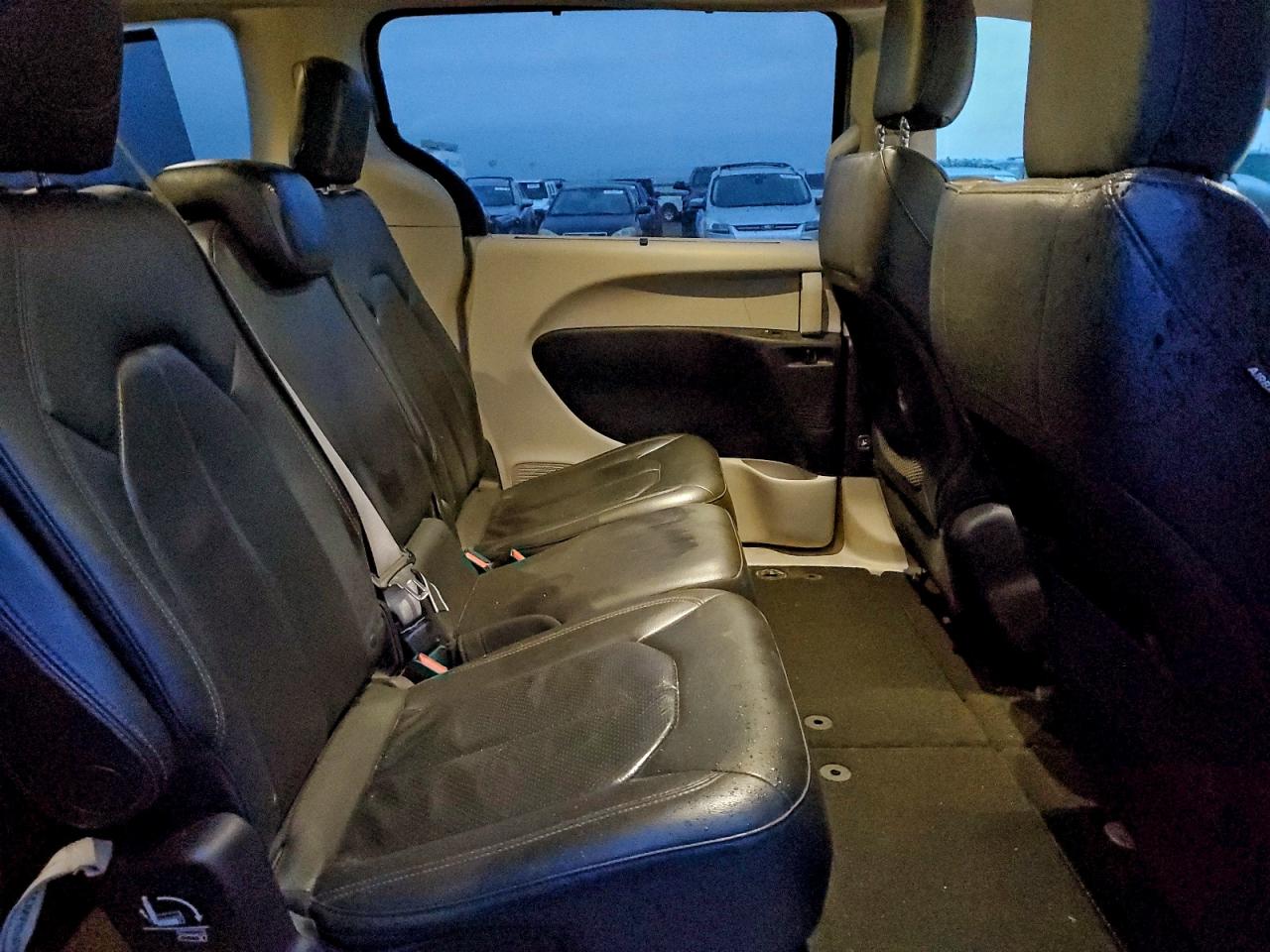 Chrysler Pacifica Touring L Image 7