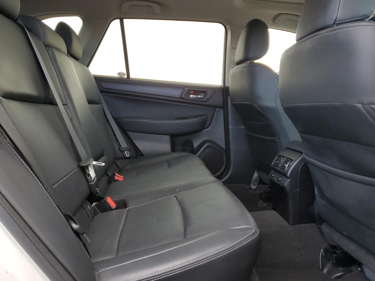 Subaru Outback 2.5i Limited Image 6