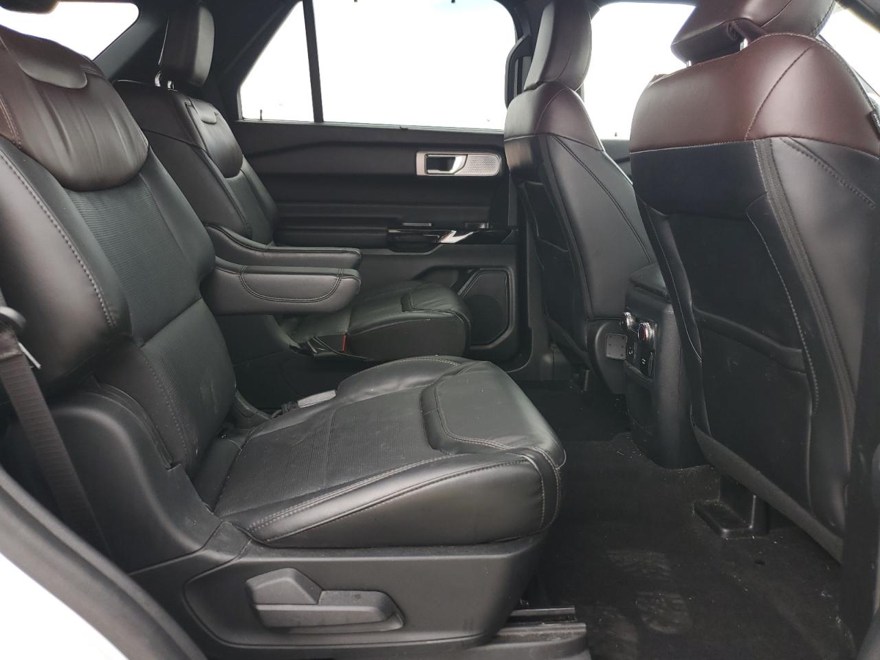 Ford Explorer Platinum Image 8