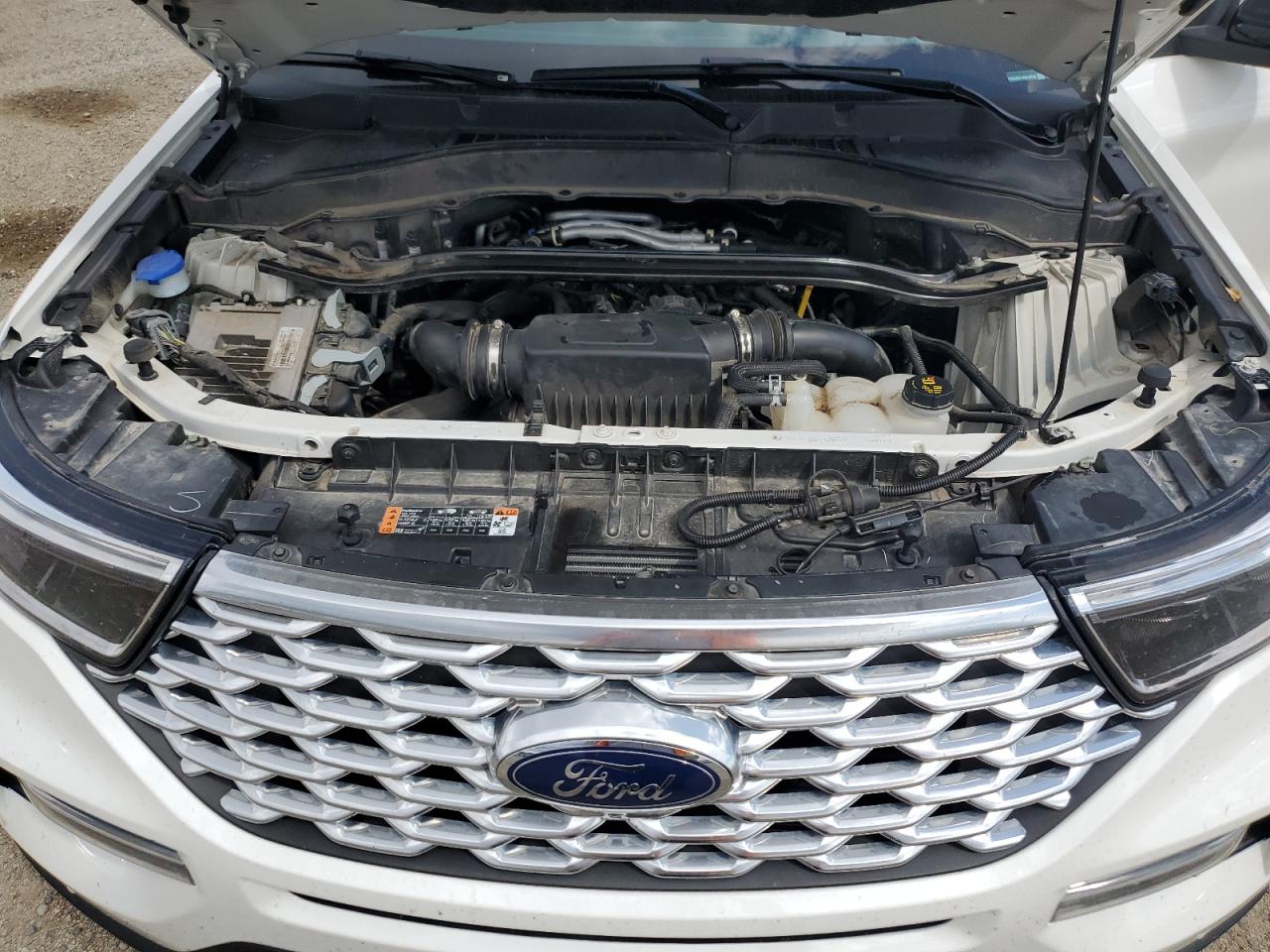 Ford Explorer Platinum Image 12