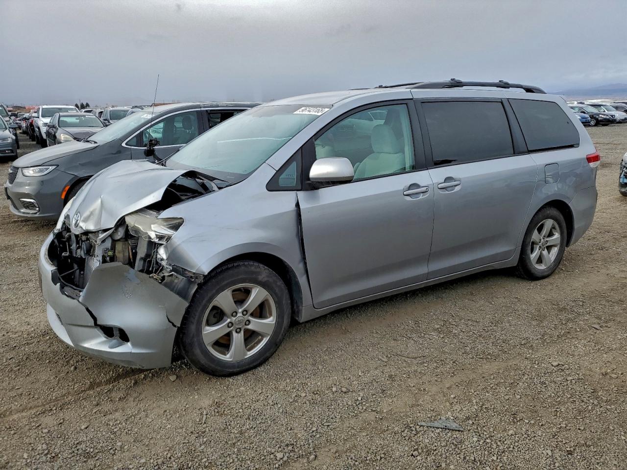 Toyota Sienna Le Image 1