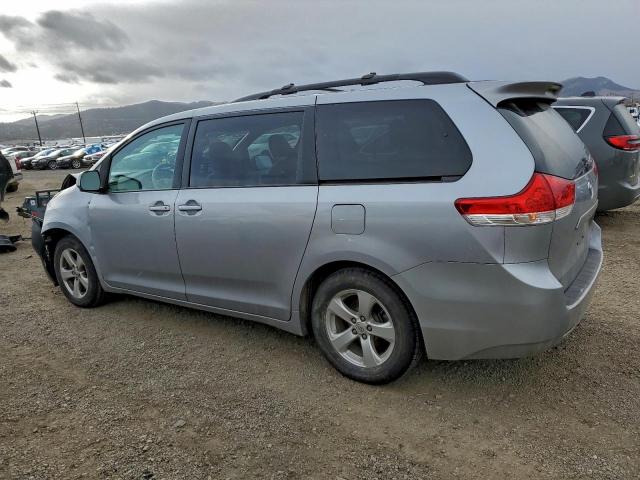 Toyota Sienna Le Image 9