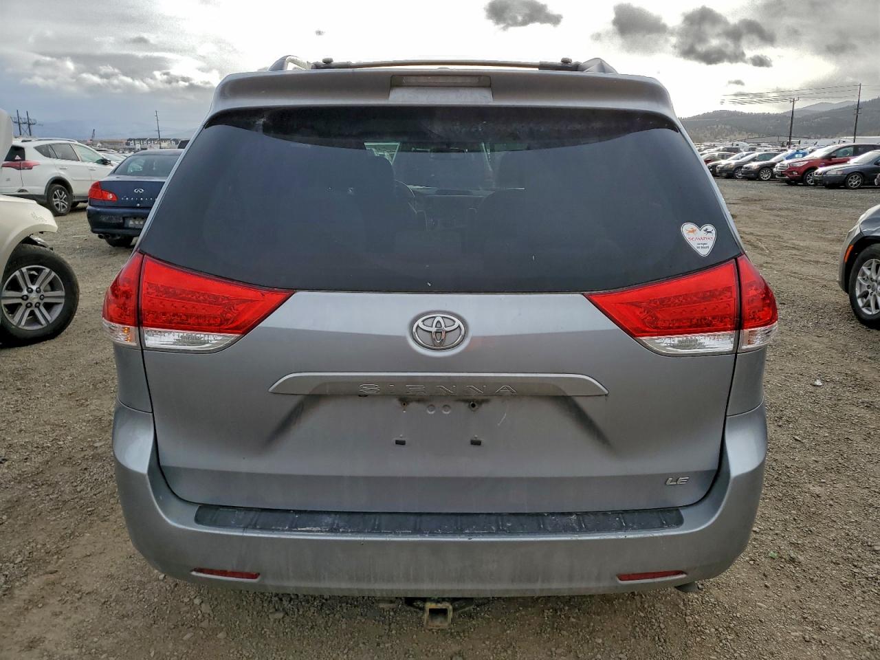 Toyota Sienna Le Image 12