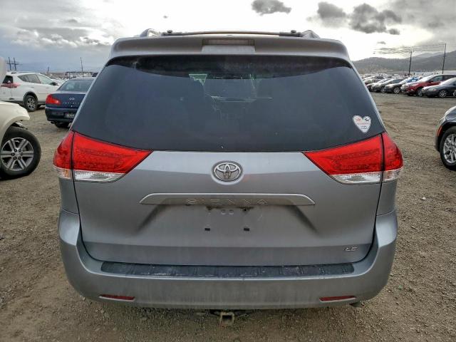 Toyota Sienna Le Image 12