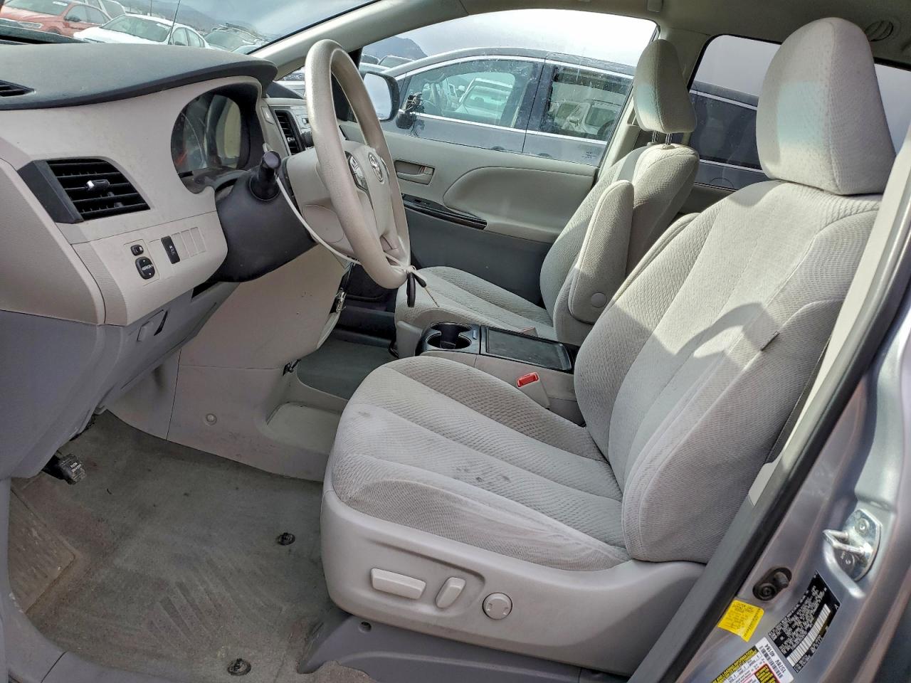 Toyota Sienna Le Image 3