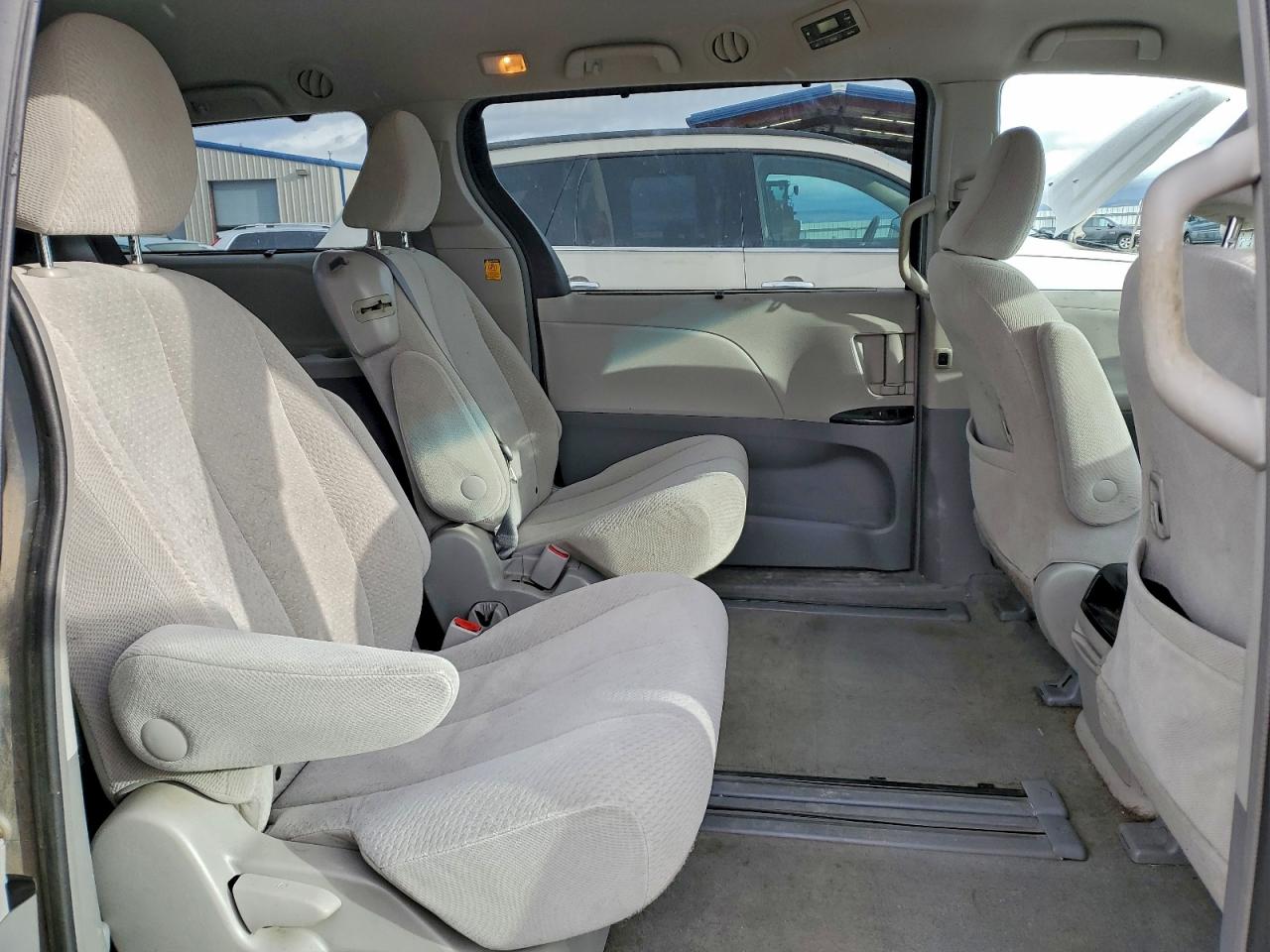 Toyota Sienna Le Image 5