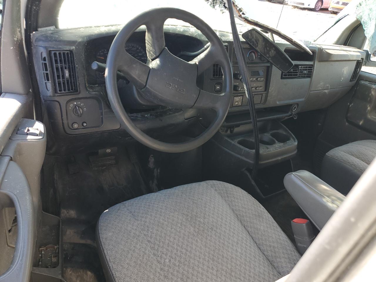 GMC Savana G2500 Image 8