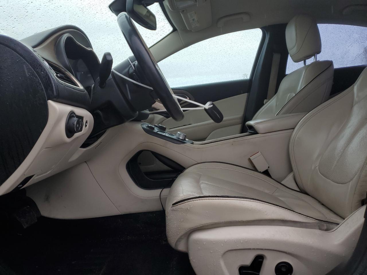 Chrysler 200 C Image 11