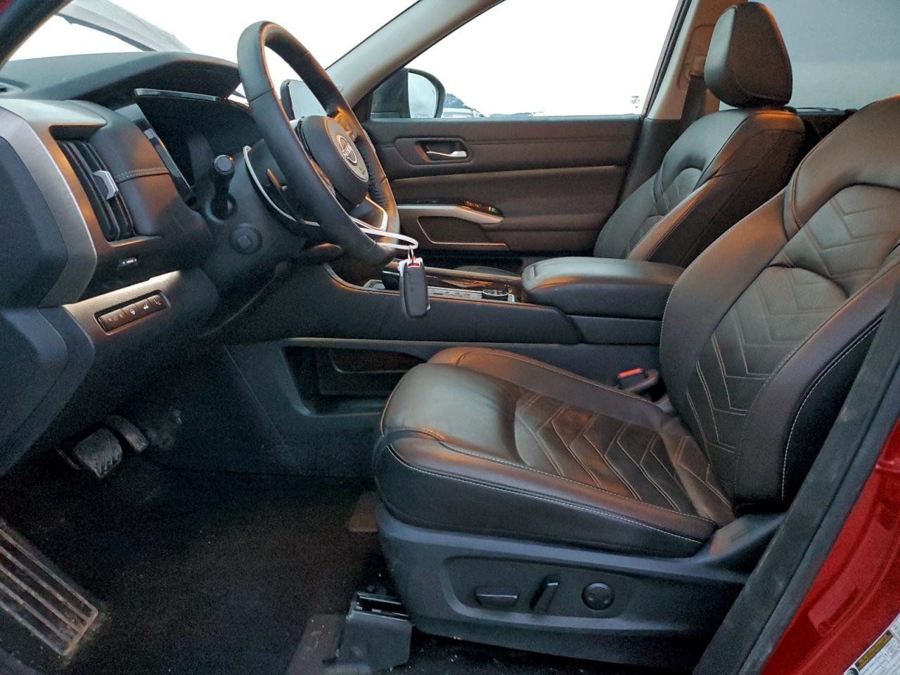 Nissan Pathfinder Platinum Image 13