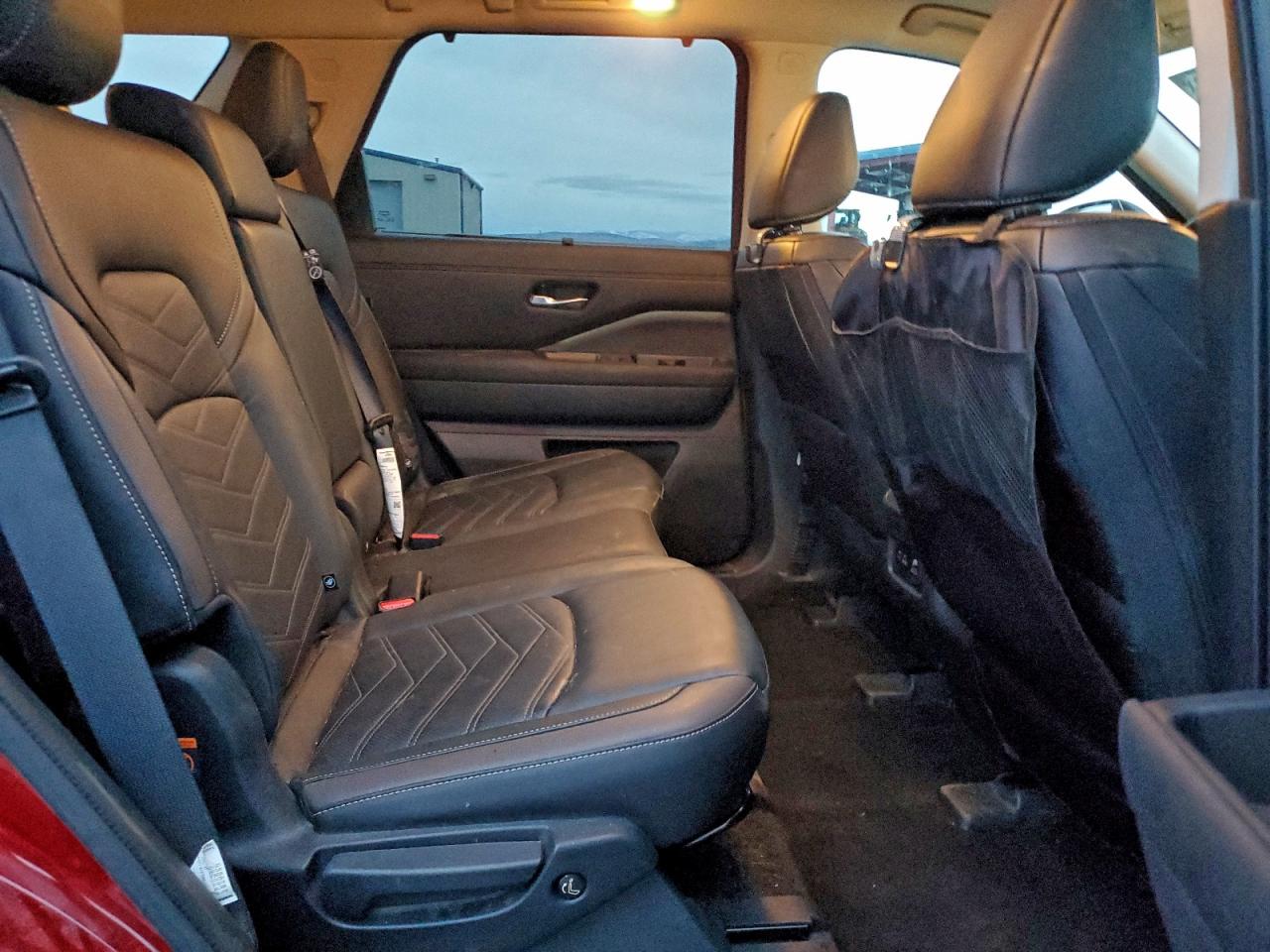 Nissan Pathfinder Platinum Image 11