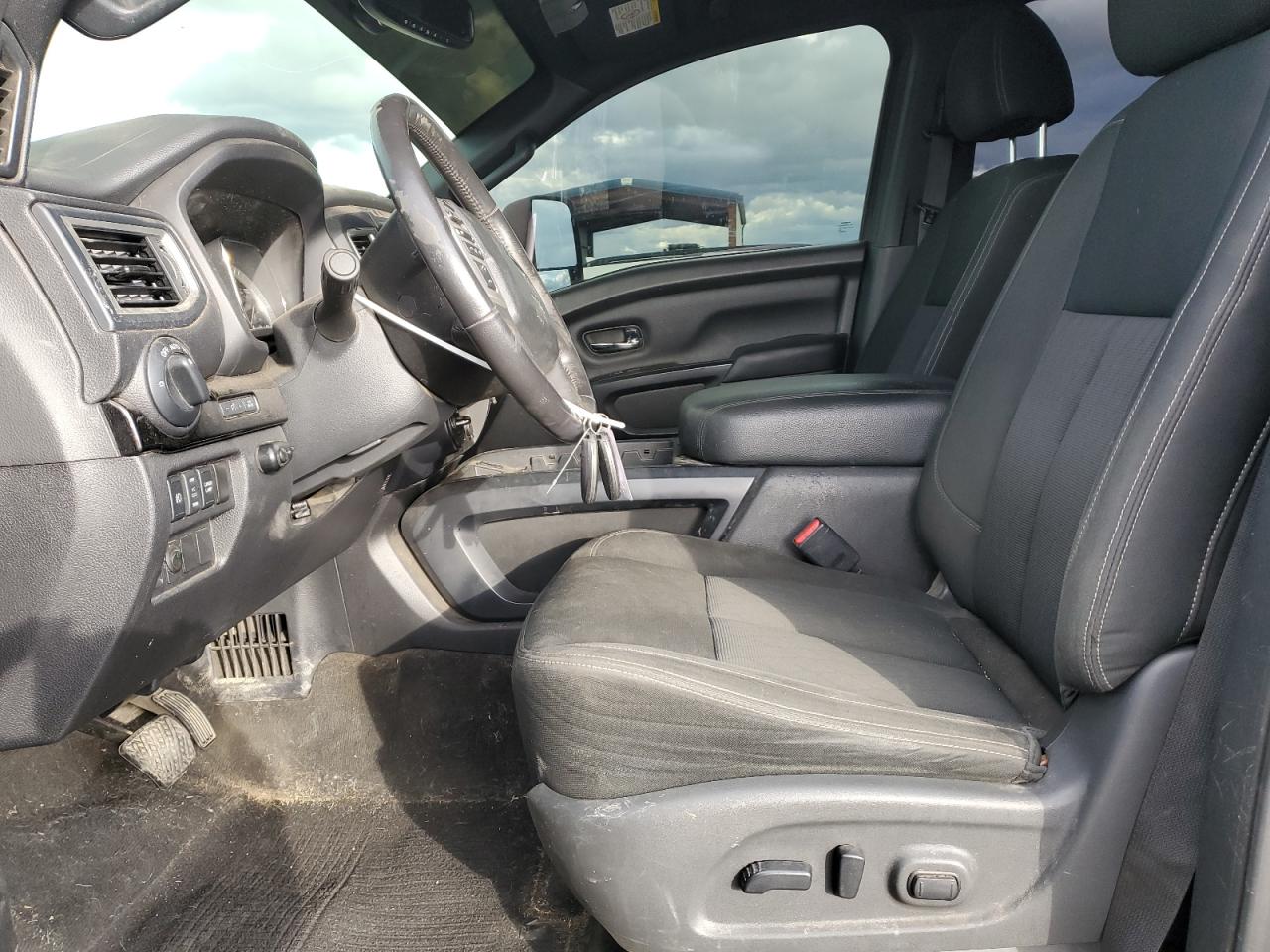 Nissan Titan Sl Image 9