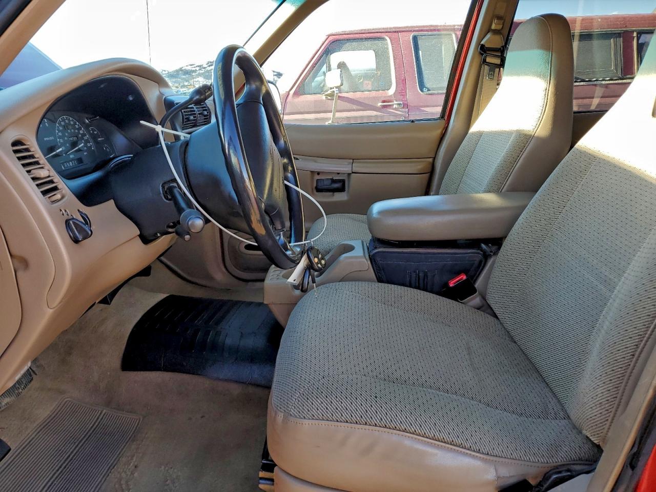 Ford Explorer Image 9