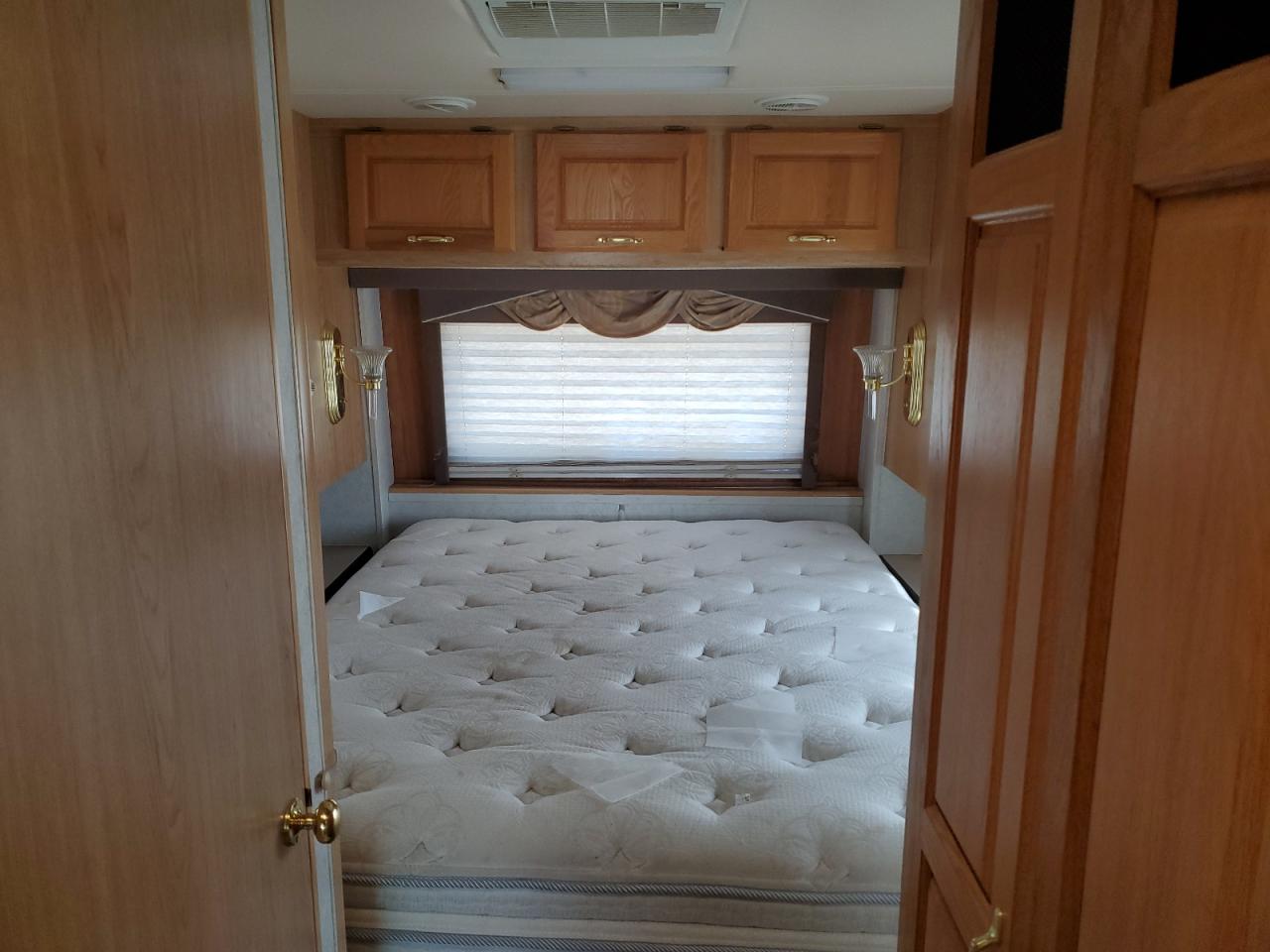 Ford F-550 Super Duty Stripped Chassis Image 4