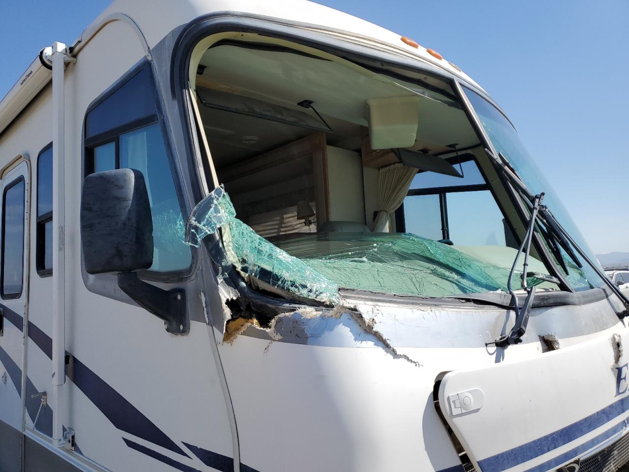 Ford F-550 Super Duty Stripped Chassis Image 9