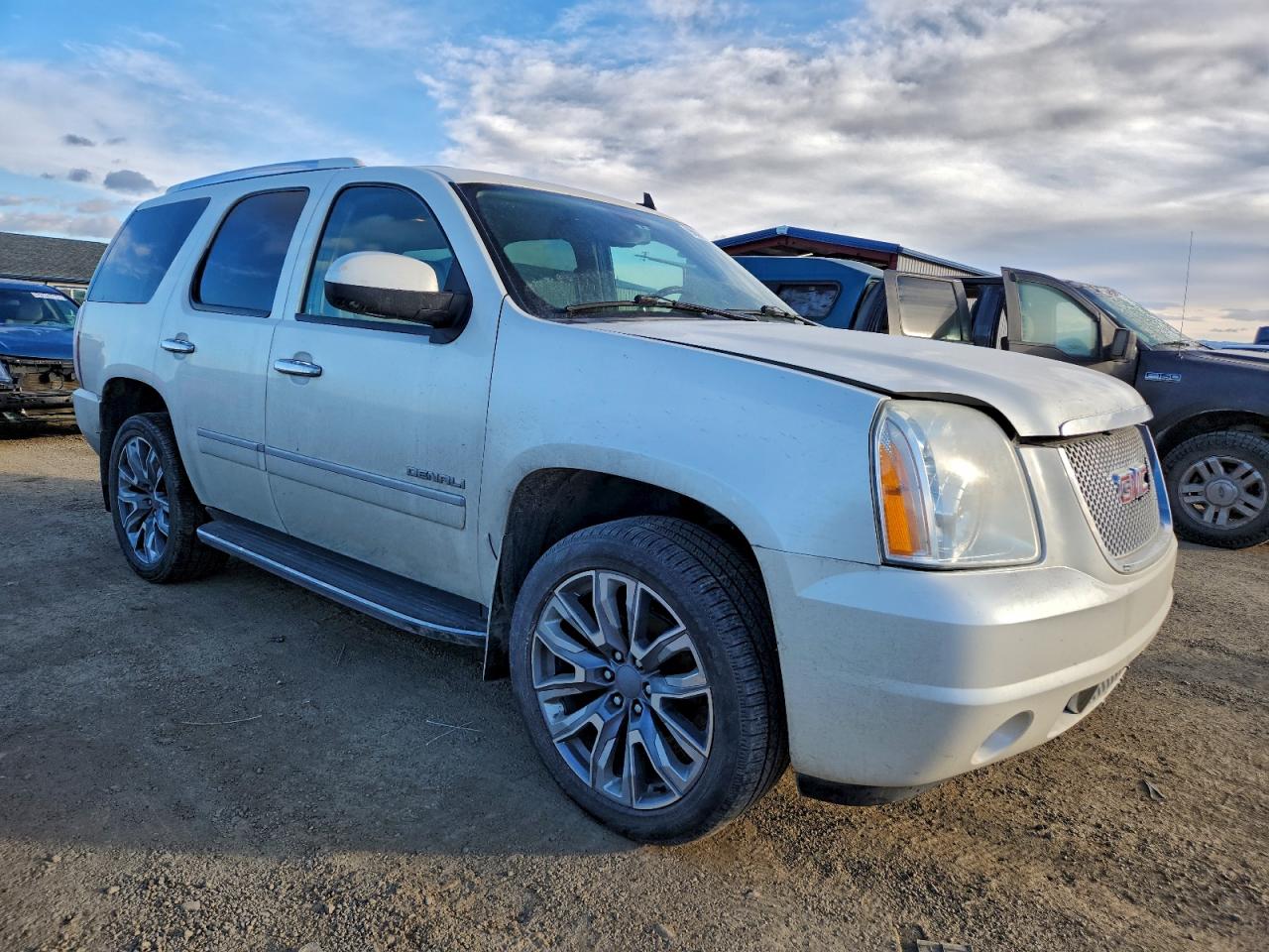 GMC Yukon Denali Image 3