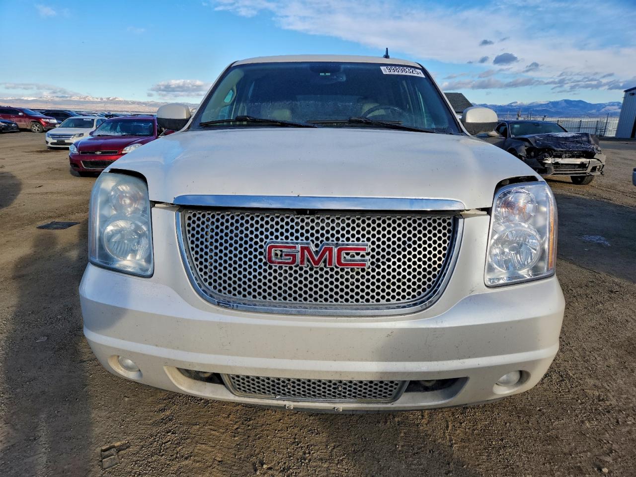 GMC Yukon Denali Image 6
