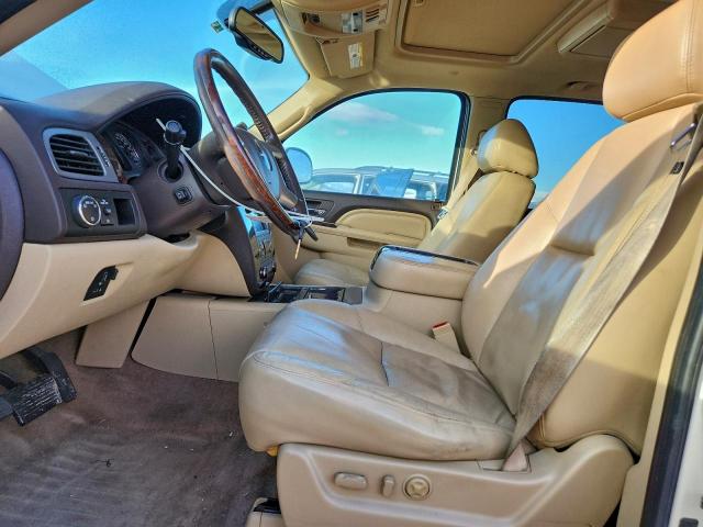 GMC Yukon Denali Image 4