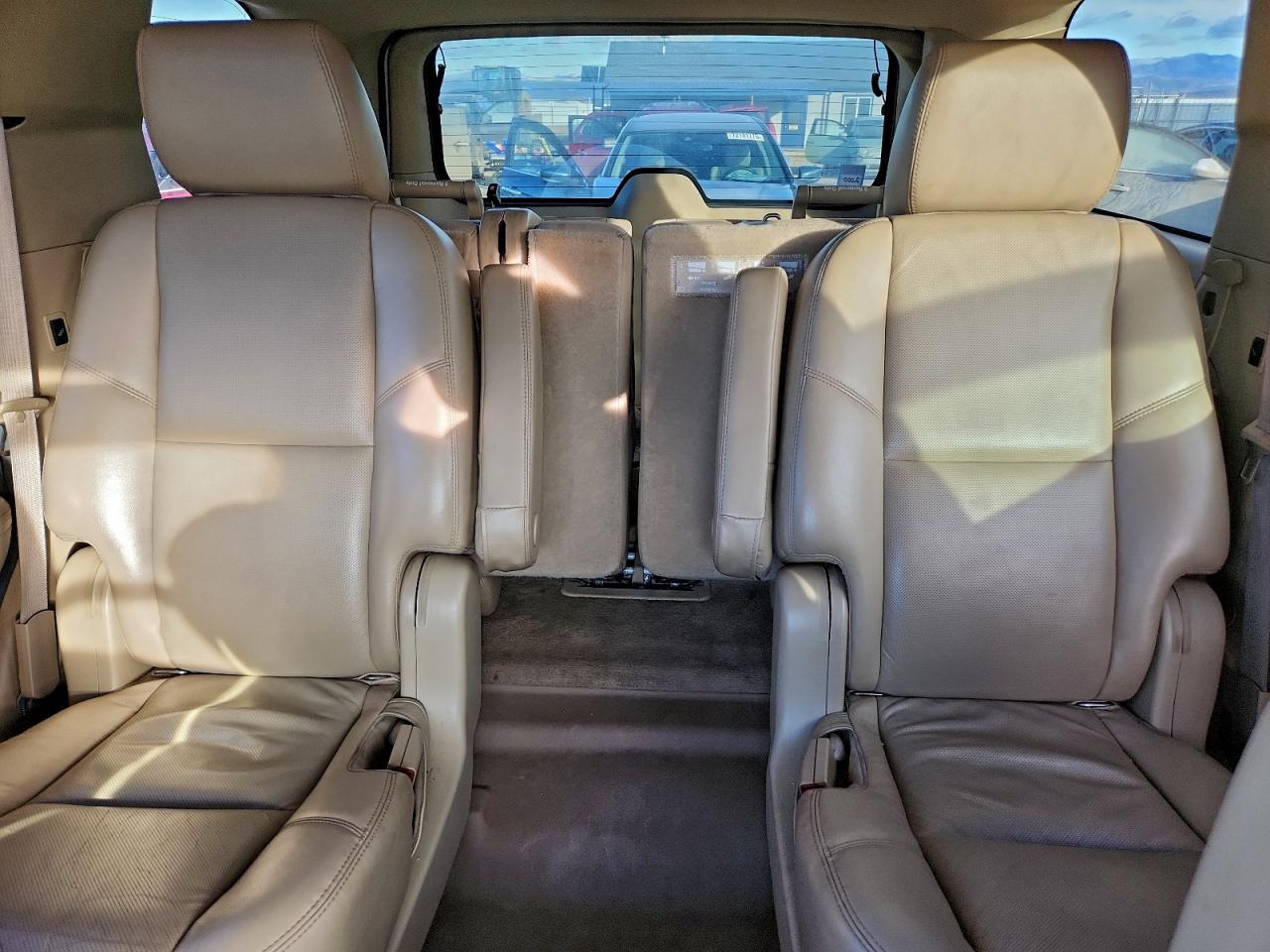 GMC Yukon Denali Image 13