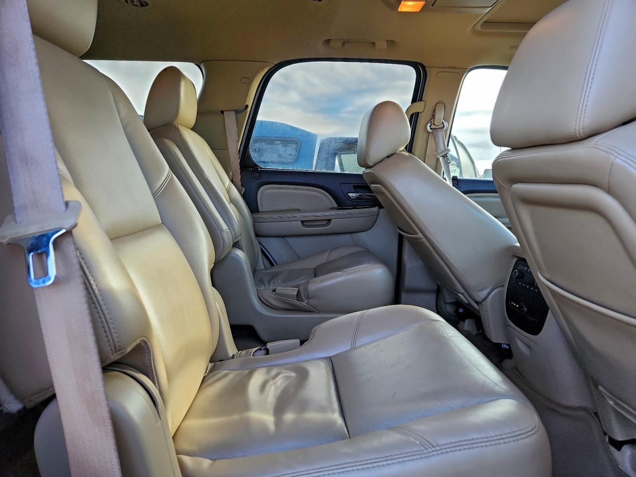 GMC Yukon Denali Image 8